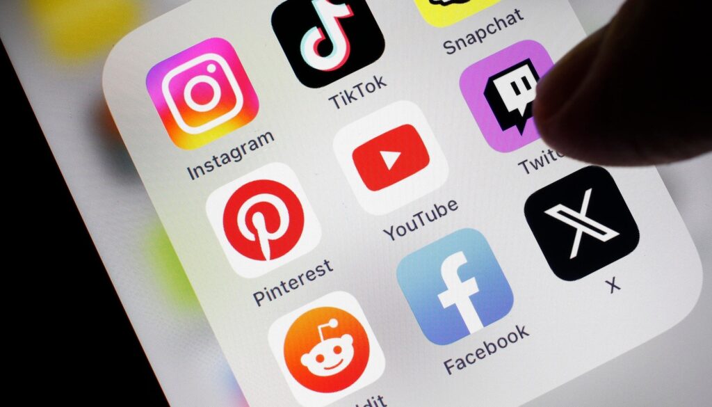 symbolbild-social-media-100~_v-HintergrundL